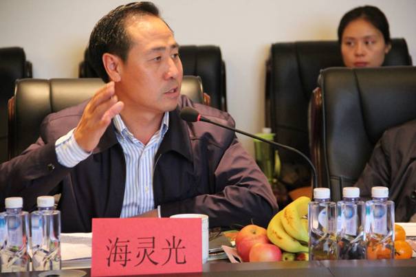 海南省內(nèi)蒙古商會會長、內(nèi)蒙古農(nóng)牧業(yè)產(chǎn)業(yè)化龍頭企業(yè)協(xié)會海南辦事處主任海靈光介紹對接情況.JPG